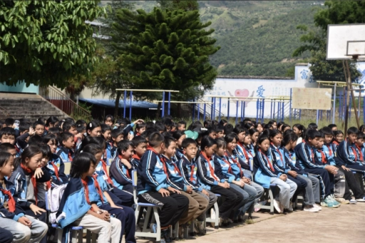 2015年广西教育助学再行动：以爱为炬，点亮大山求学路